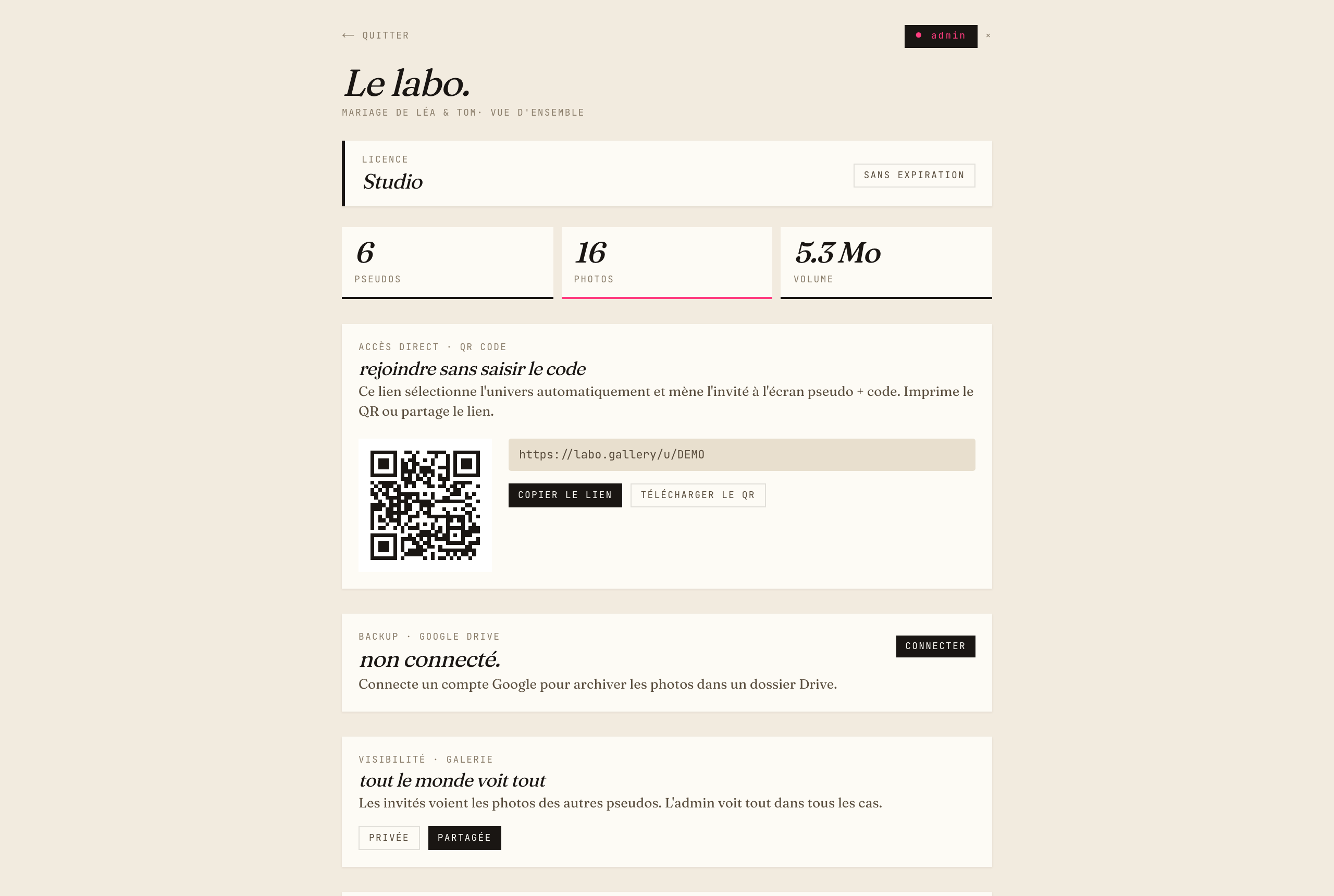 Espace admin sur ordinateur : licence Studio, 6 pseudos, 16 photos, QR code et lien d'accès direct, sauvegarde Drive, visibilité de la galerie